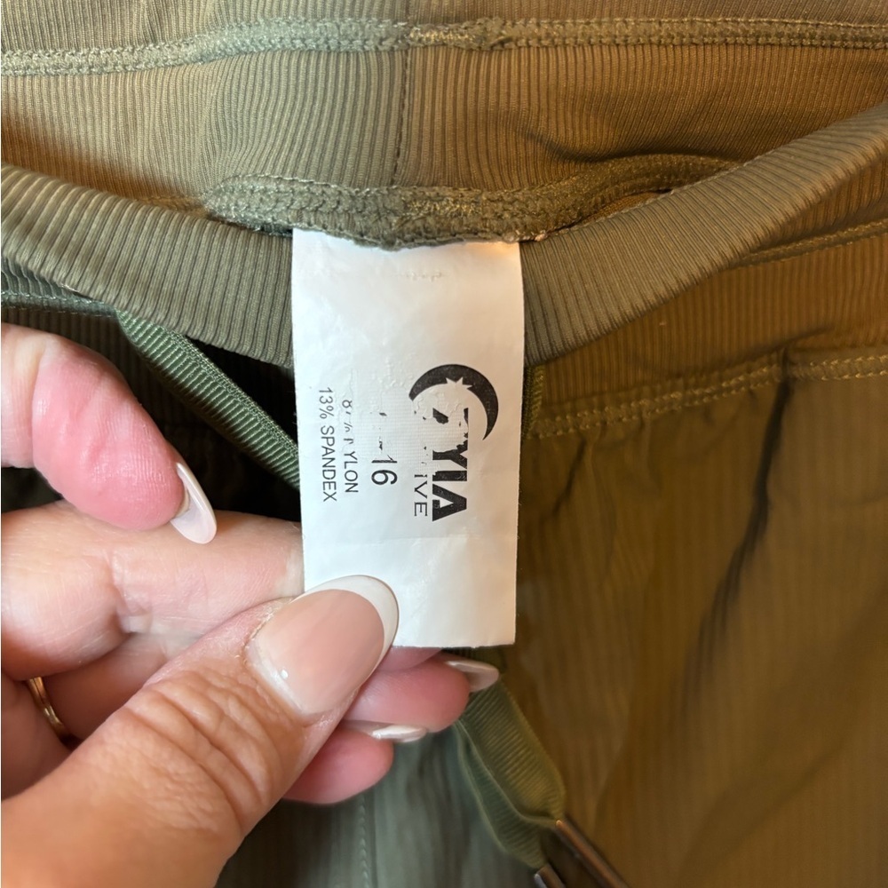 Zyia Activewear Joggers Women’s Pants in Olive Green - Picture 3 of 9